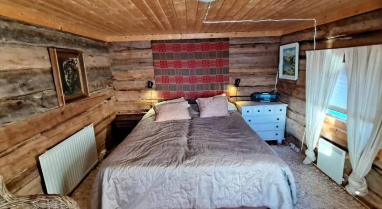 Chalet with hot tub — photo 2