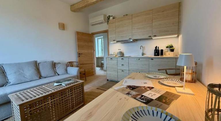 Wonderful serviced apartment with yard & patio | Pets allowed — photo 2