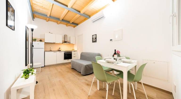 Holiday apartment | Close to Two Towers — photo 2