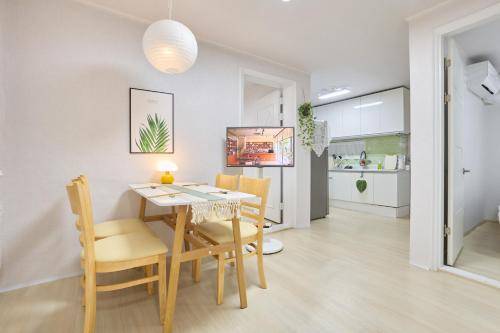 NEW Sinchon 5min, 3ROOM, near Hongdae, DDP, Seongsu 20min, Free K-snacks, WIFI, OTT in Seoul