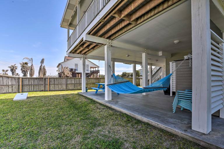 Walk to Galveston Beach: Pet-Friendly Home w/ Deck — photo 4