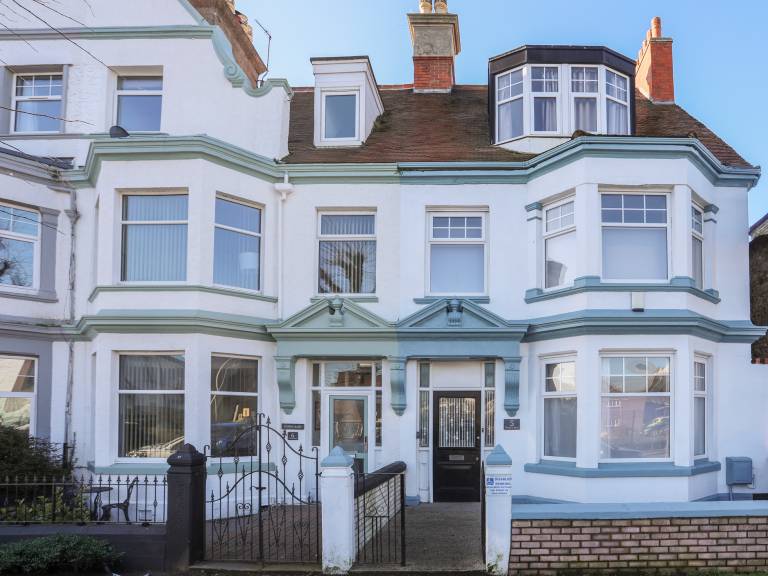Family-friendly cottage with garden | Beach view | Beach nearby | Dogs allowed in Conwy