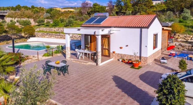 Villa with pool — photo 4