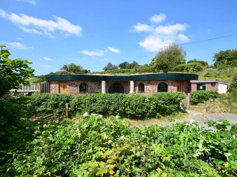 Cottage with yard & hot tub in Bideford