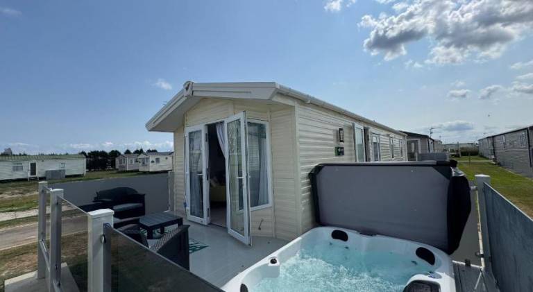 Fantasy Island - Eastgate E6 - The Sierra with Hot Tub - Coastal Caravan Breaks — photo 3