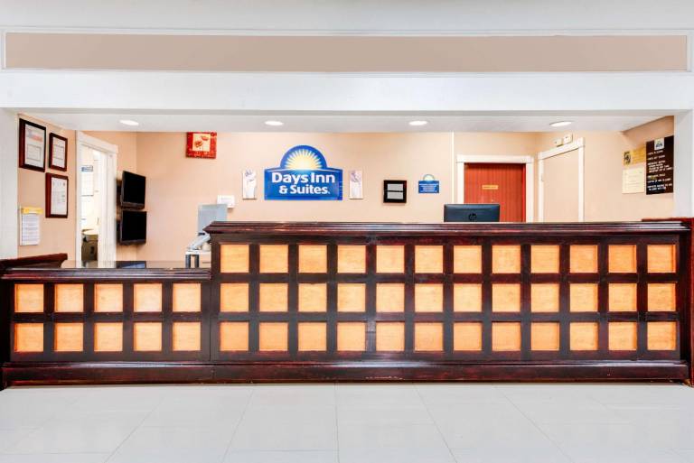 Days Inn & Suites by Wyndham Laredo — photo 5