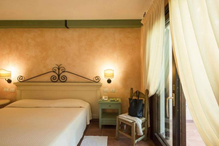 Tranquil Lantana Resort Hotel & Apartments for 5 people 1,5km from beach — photo 4