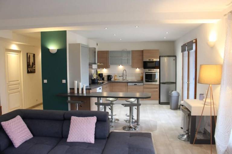 Quiet large 3 bedroom apartment with terrace in Valbonne