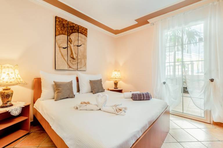 Family-friendly beautiful villa with hot tub, garden & barbecue | Pets allowed — photo 3