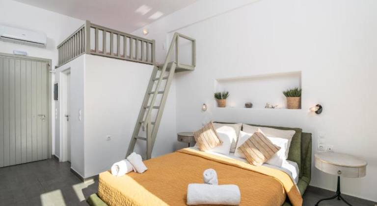 Apartment with patio in Milos