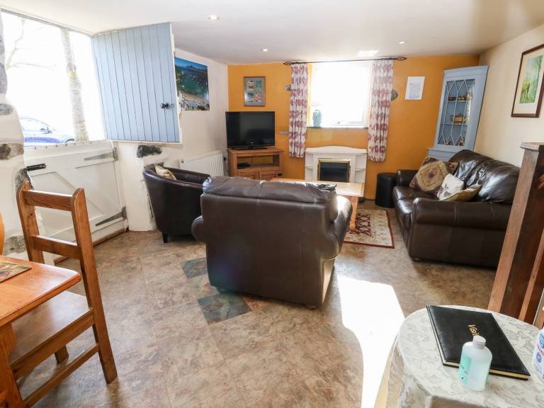 Cottage with garden — photo 4