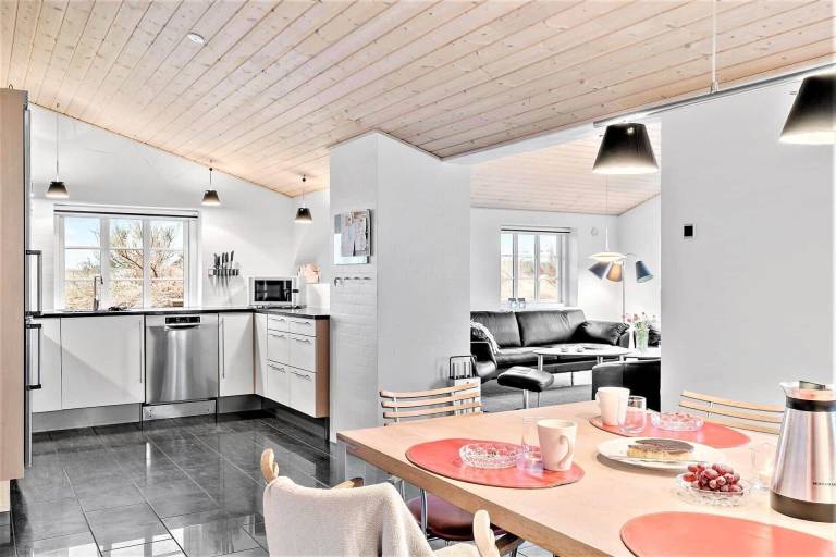 Family-oriented house with patio, hot tub & sauna | Pet-friendly — photo 2