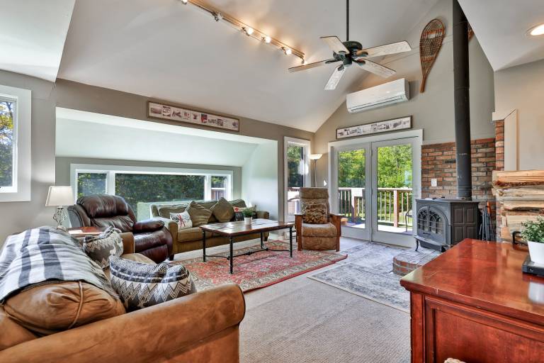 Condo with sauna & hot tub | Mountain view | Perfect for remote work — photo 4