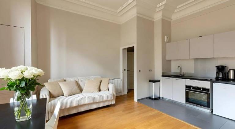 Fully equipped beautiful apartment with terrace & hot tub | Close to Arc de Triomphe | Suitable for remote work | Pets allowed — photo 3