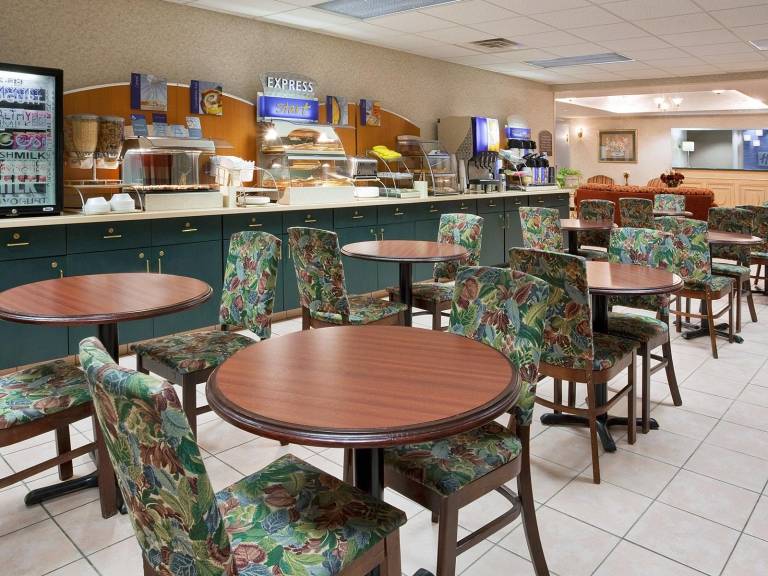 Holiday Inn Express Hotel And Suites Alliance By IHG — photo 5