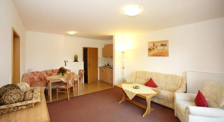 Holiday apartment with patio & yard — photo 2