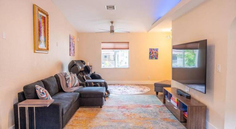 5 min to airport and 15 min to beach! in Melrose
