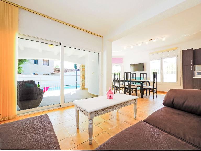 Fully equipped vacation home with patio, private pool & grill | Dogs allowed — photo 4