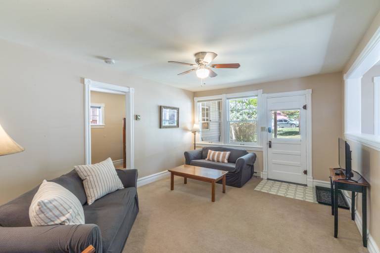 Cozy Downtown Pet Friendly Home with Fiber Internet! Fenced Outdoor Area! — photo 5