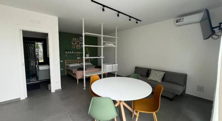 Apartment with yard & patio — photo 2