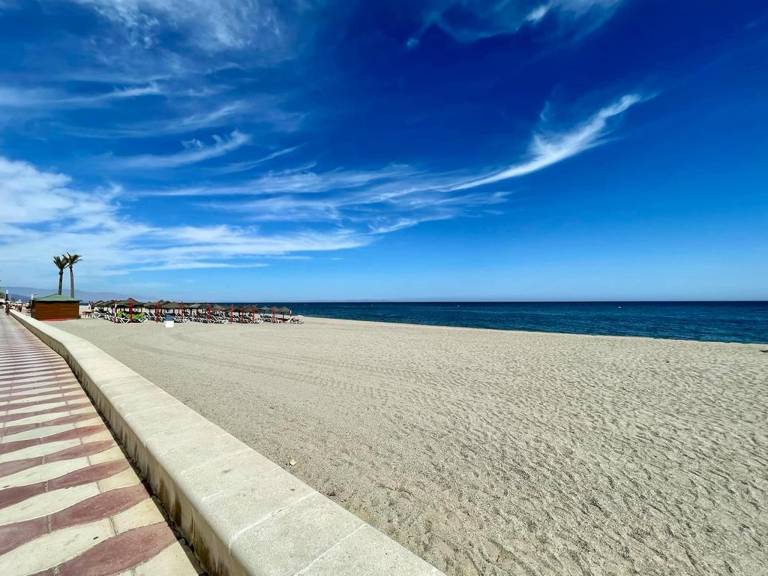 Nice vacation home with BBQ, yard & pool | Beach nearby | Pets allowed — photo 5