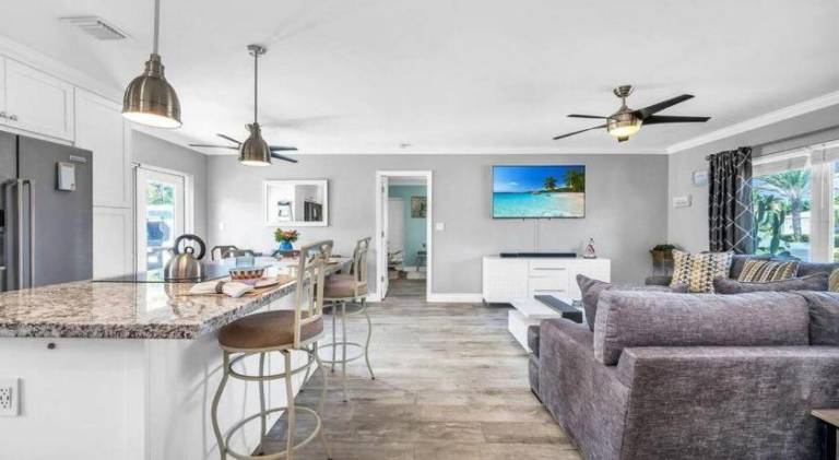 Deerfield Retreat! Walk to the Beach! Sleeps 8! — photo 2