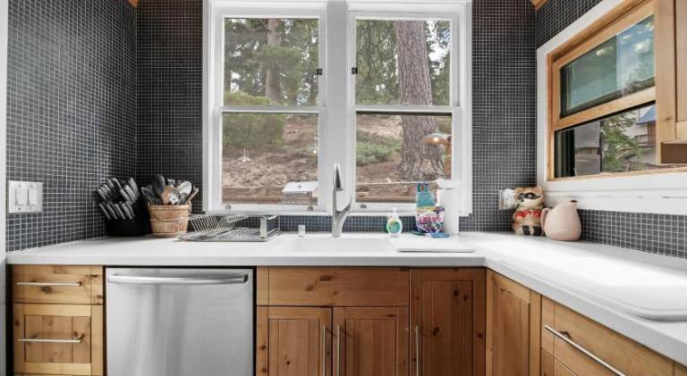 Mountain Cottage - Hot Tub! Walk to Lake and National Forest Hiking Trails — photo 4