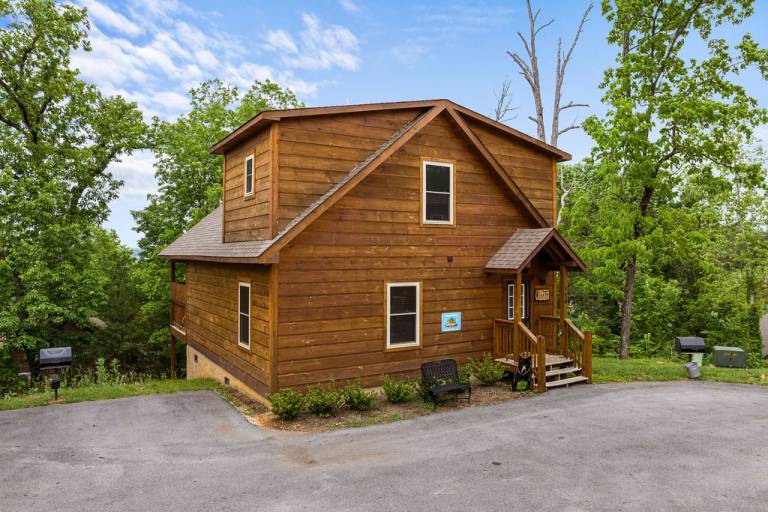 Great Location! Heart of Pigeon Forge. Dog Friendly, Hot tub, Pool Table! — photo 4