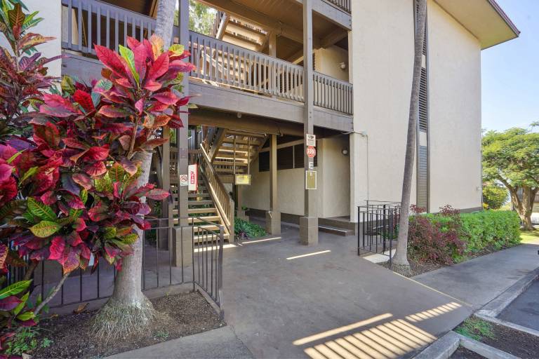 < 1 Mi to Beach + Town! Airy Kailua-Kona Condo — photo 4