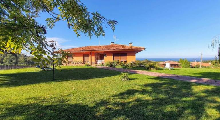 Fully equipped house with patio, yard & barbecue | Pet-friendly in Llanes