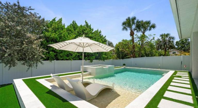 Villa with hot tub & pool in Naples, FL