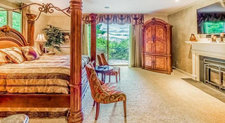Vacation home with jacuzzi — photo 2