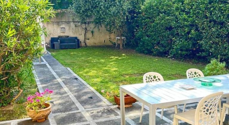 Holiday apartment with yard — photo 5