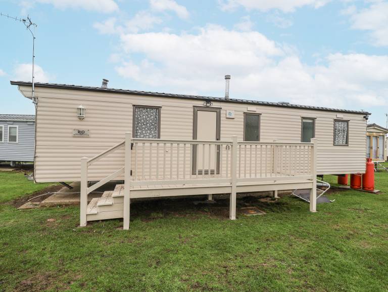 Family-oriented nice cottage with pool | Beach view | Pets are welcome in Clacton-on-Sea