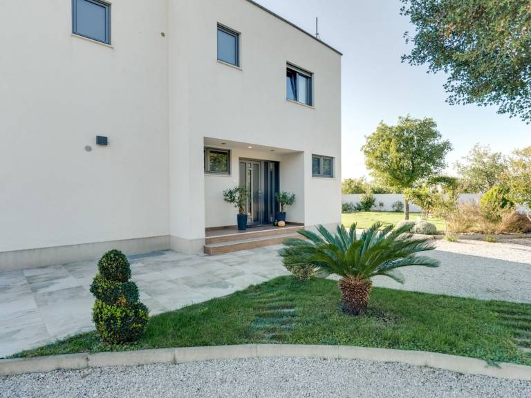 Fully equipped big vacation home with BBQ, yard & private pool | Pets allowed — photo 3