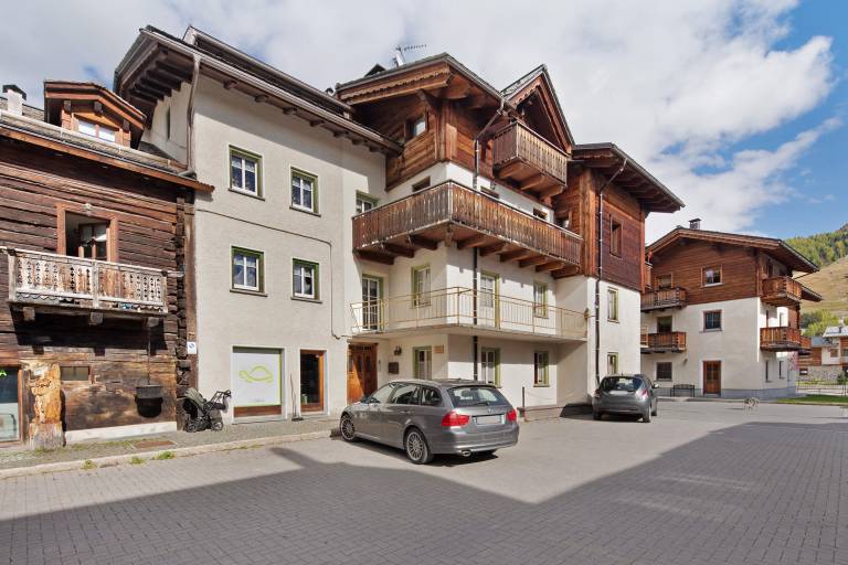 Casa Daniele-Livia Apartment with Mountain View, Balcony & Wi-Fi in Livigno