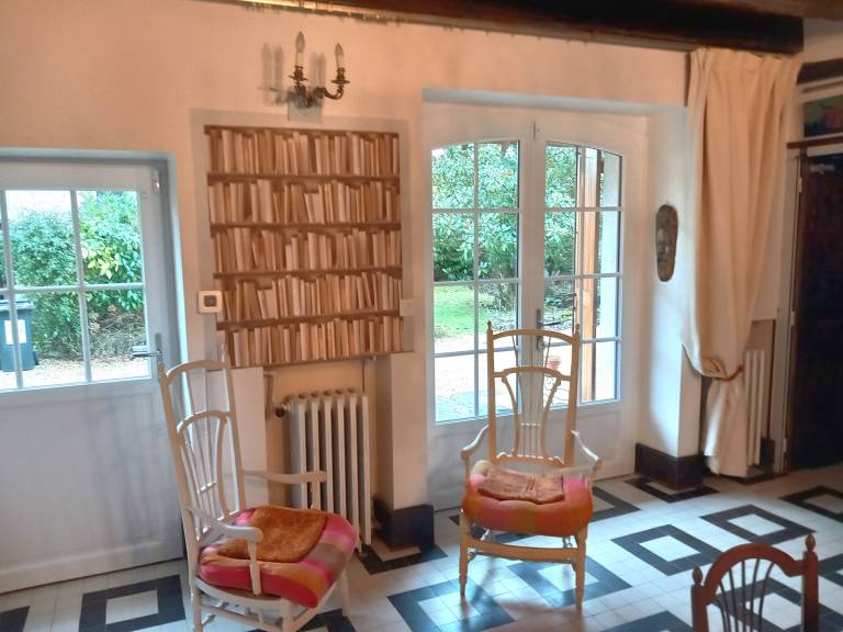 Spacious Vintage Cottage in Loire Valley: Village Charm, Garden, Pets Welcome — photo 4