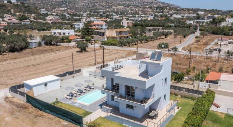 Beautiful villa with yard, private pool & barbeque | Close to the beach | Pets are welcome — photo 4