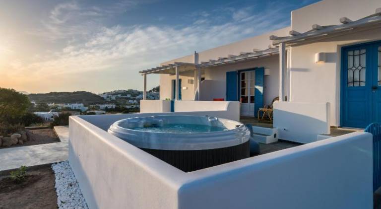 Rental apartment with hot tub, terrace & pool — photo 5