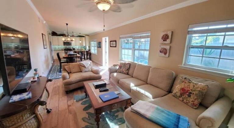 Apartment with pool — photo 2