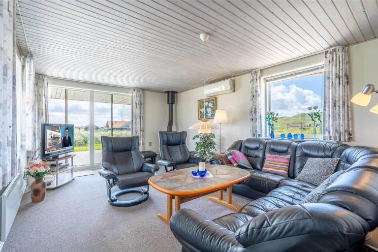 Fully equipped charming vacation home with sauna, terrace & grill | Beach nearby | Pet-friendly — photo 2