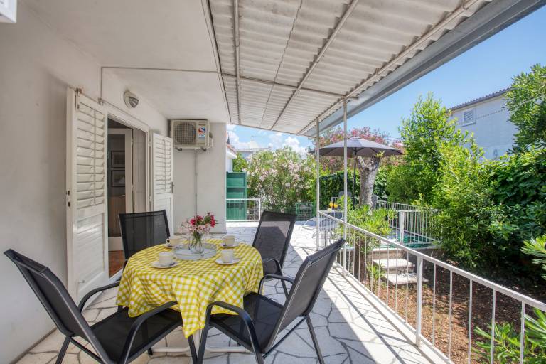 House with yard, barbeque & patio — photo 2