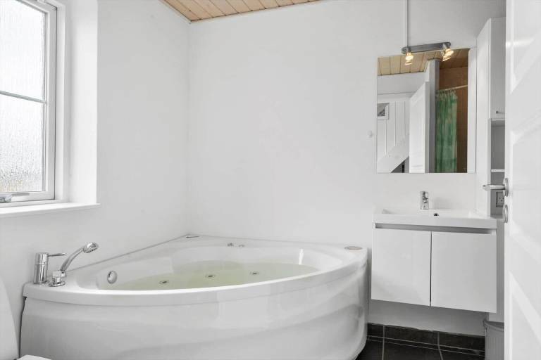 Fully equipped house with sauna, jacuzzi & yard | Close to the beach | Pets are welcome — photo 3