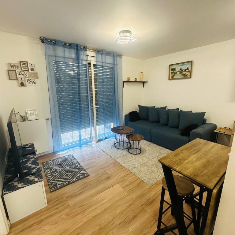 House with 1 room for 4 persons in Clichy