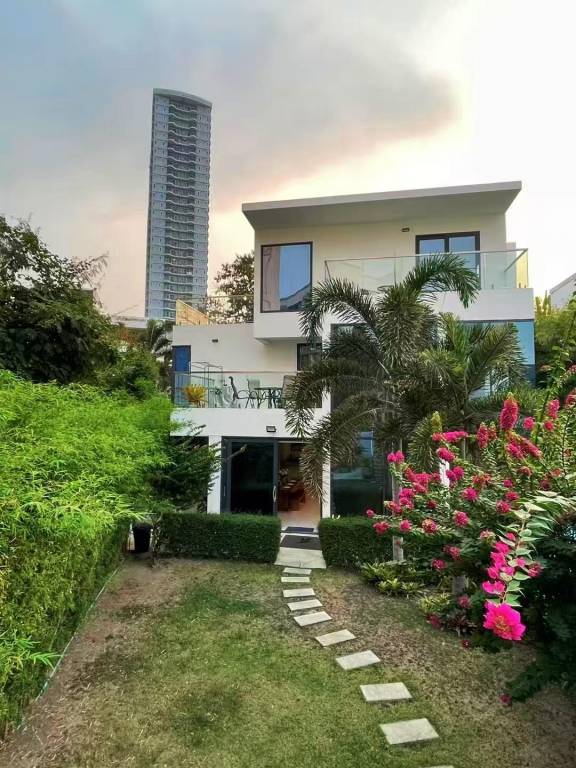 Fully equipped wonderful villa with terrace, private pool & BBQ | Suitable for remote work | Pets allowed in Chonburi