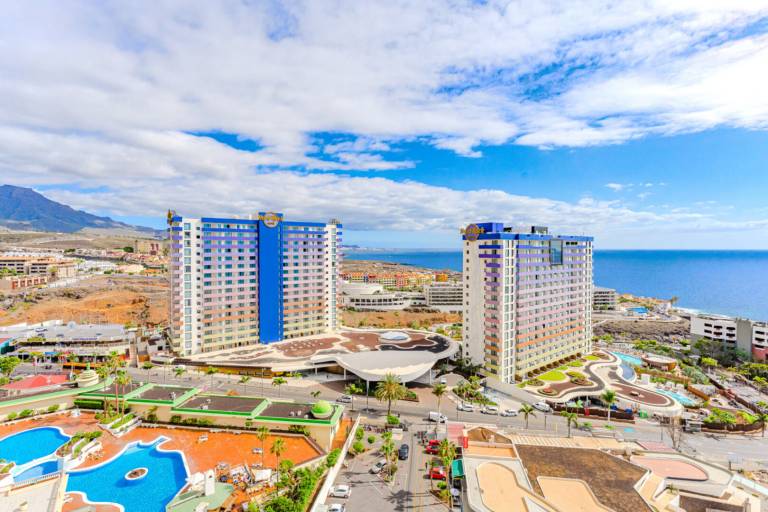 Oceanview Paradise 2BR: High-Speed WiFi & Office Walk to Beach & in Adeje