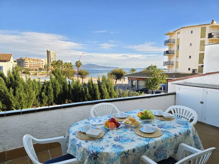Wonderful apartment with barbeque, terrace & garden | Next to the beach | Dogs allowed in Roses