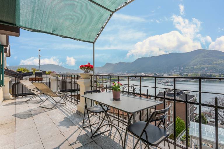 Big holiday apartment with terrace & fast internet | Near Como Cathedral | City view | Pets allowed — photo 2