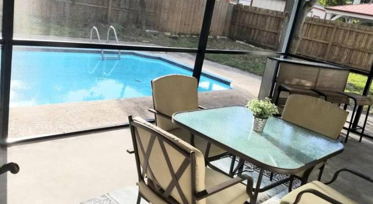 House with pool — photo 5