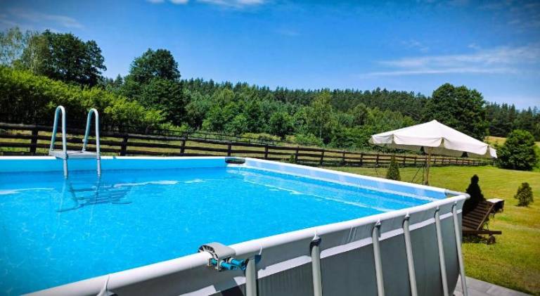 Apartment with BBQ, yard & private pool in Ostróda